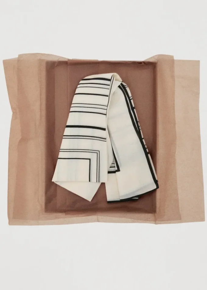 100% wełna z geometrycznym nadrukiem