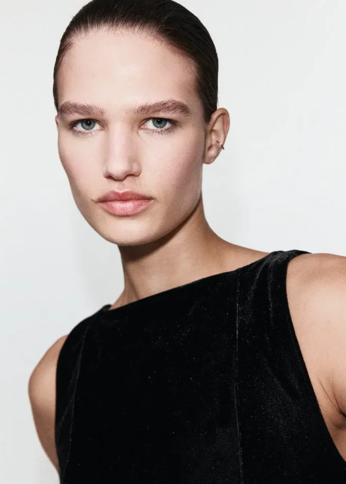 Aksamitna dopasowana sukienka