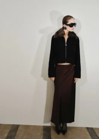 Aksamitna kurtka z futrzanym kołnierzem