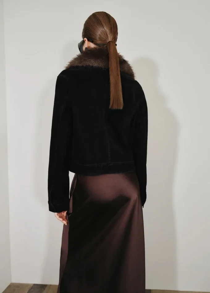 Aksamitna kurtka z futrzanym kołnierzem Aksamitna kurtka z futrzanym kołnierzem