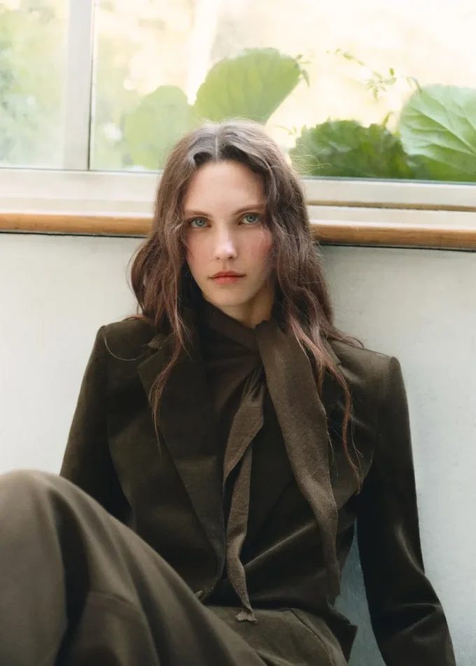 Aksamitna marynarka z kieszeniami