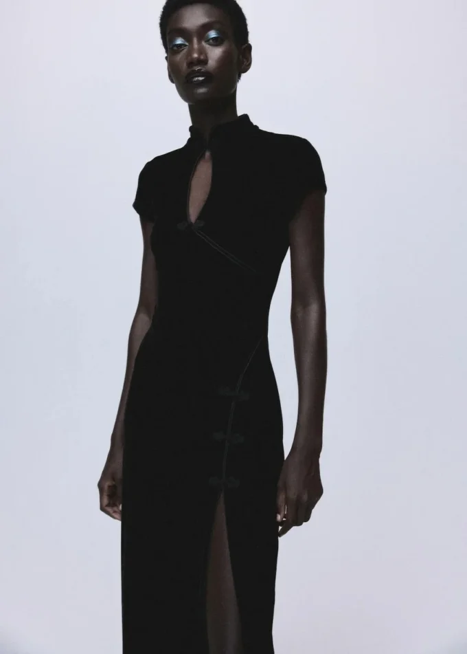 Aksamitna sukienka z zapięciami na zatrzaski i rozcięciem Aksamitna sukienka z zapięciami na zatrzaski i rozcięciem