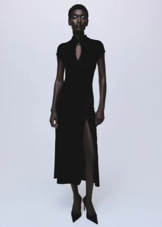 Aksamitna sukienka z zapięciami na zatrzaski i rozcięciem