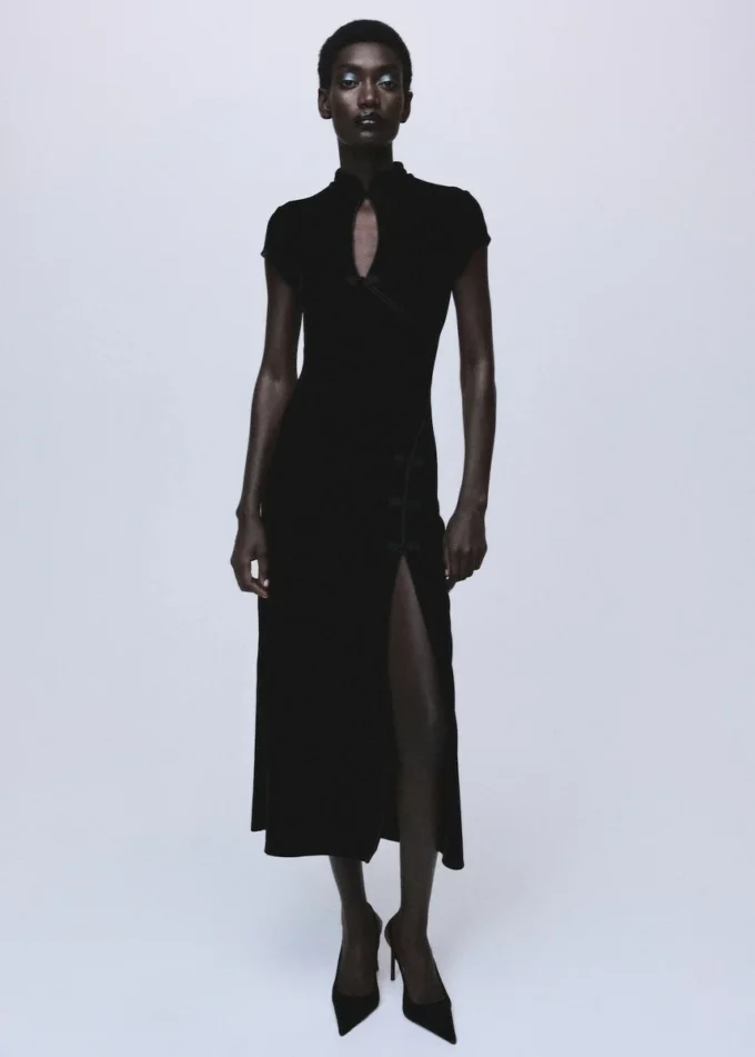 Aksamitna sukienka z zapięciami na zatrzaski i rozcięciem Aksamitna sukienka z zapięciami na zatrzaski i rozcięciem