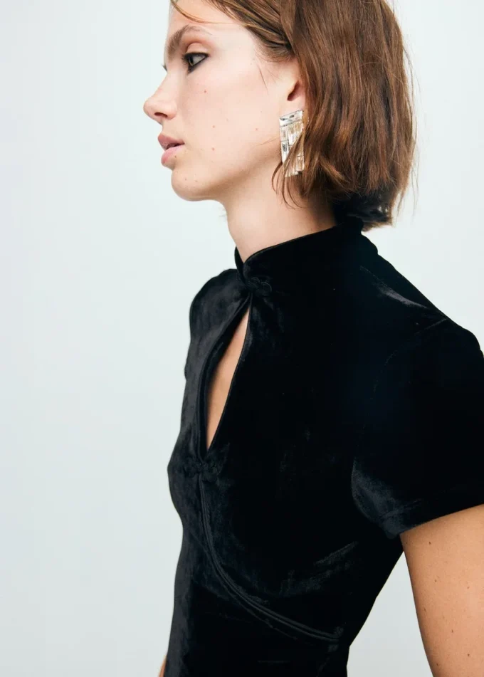 Aksamitna sukienka z zapięciami na zatrzaski i rozcięciem Aksamitna sukienka z zapięciami na zatrzaski i rozcięciem