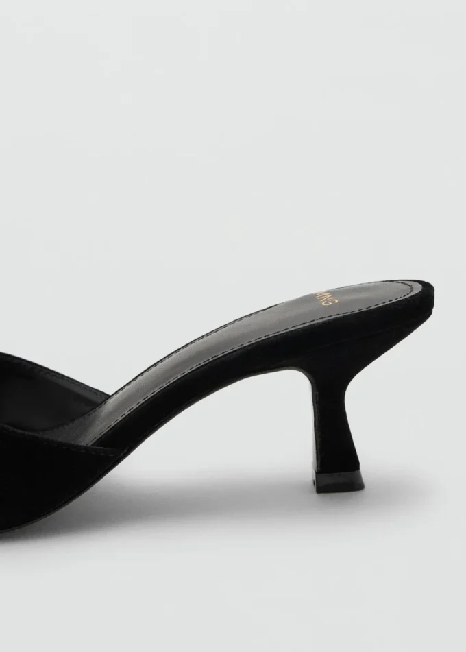 Aksamitne sandały z ozdobnymi klejnotami Aksamitne sandały z ozdobnymi klejnotami