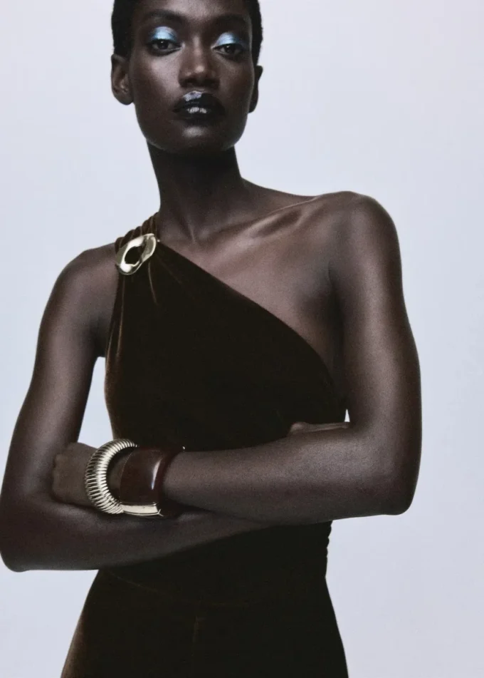 Aksamitny kombinezon z metalicznymi detalami Aksamitny kombinezon z metalicznymi detalami