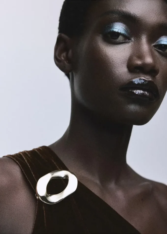 Aksamitny kombinezon z metalicznymi detalami Aksamitny kombinezon z metalicznymi detalami