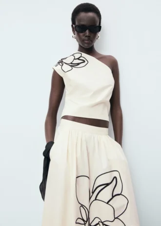 Asymetryczna bluzka z haftowanym kwiatem