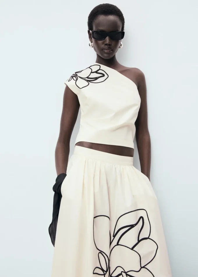 Asymetryczna bluzka z haftowanym kwiatem Asymetryczna bluzka z haftowanym kwiatem