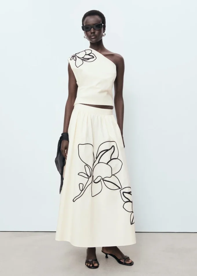 Asymetryczna bluzka z haftowanym kwiatem Asymetryczna bluzka z haftowanym kwiatem