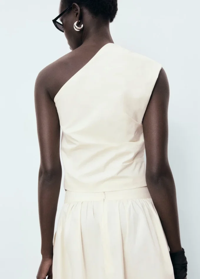 Asymetryczna bluzka z haftowanym kwiatem Asymetryczna bluzka z haftowanym kwiatem