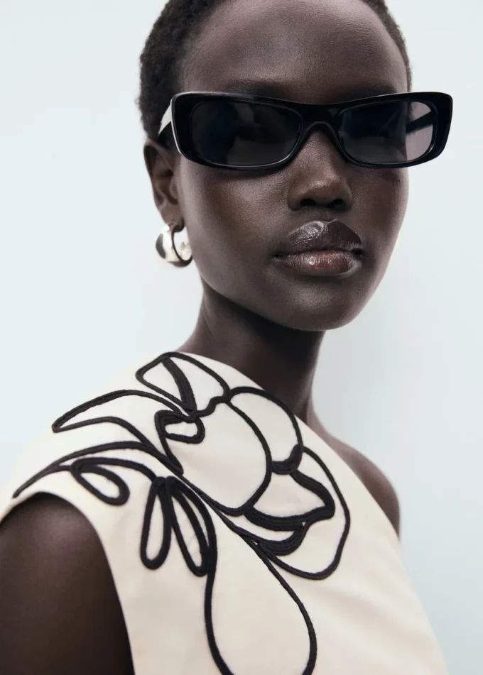 Asymetryczna bluzka z haftowanym kwiatem Asymetryczna bluzka z haftowanym kwiatem