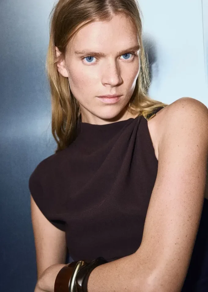 Asymetryczna bluzka z metalicznymi detalami Asymetryczna bluzka z metalicznymi detalami