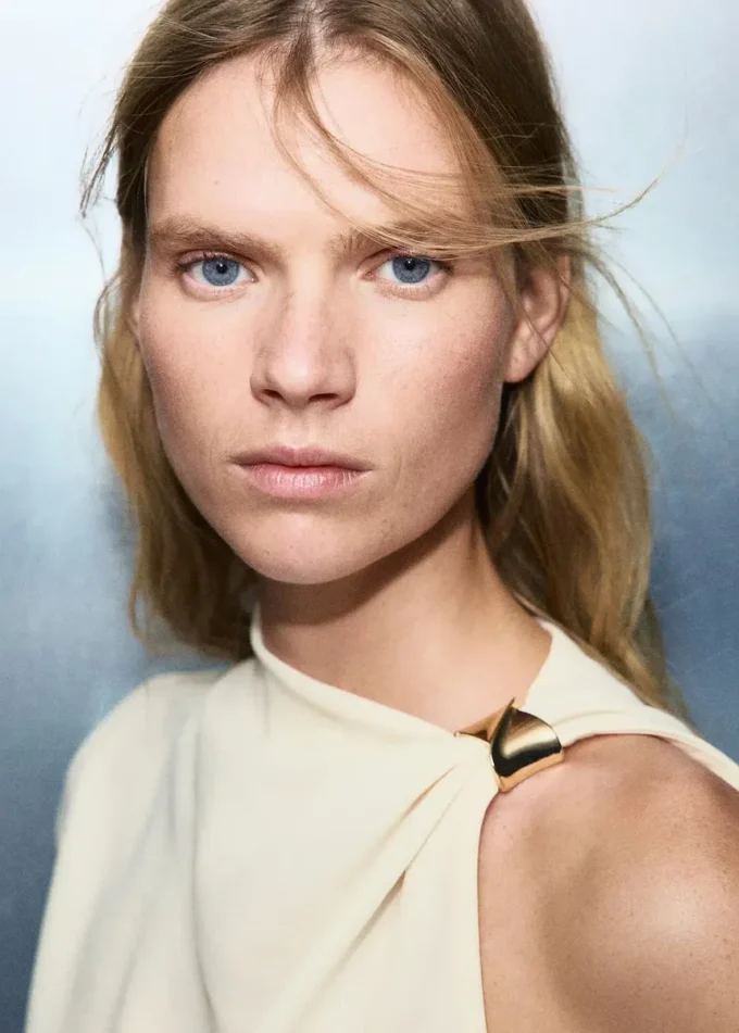 Asymetryczna bluzka z metalicznymi detalami Asymetryczna bluzka z metalicznymi detalami