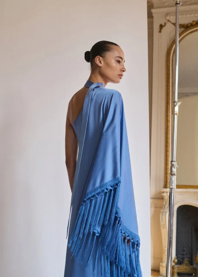 Asymetryczna satynowa sukienka z frędzlami Asymetryczna satynowa sukienka z frędzlami