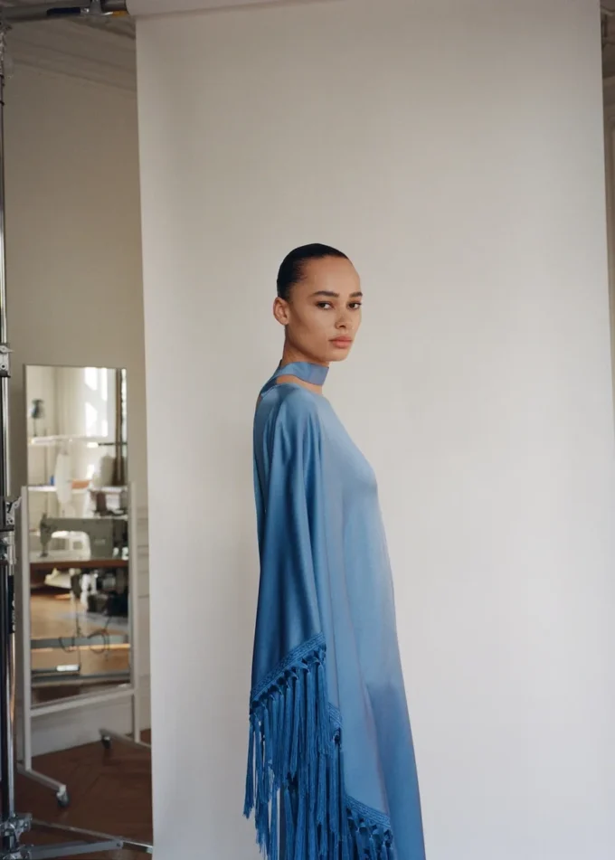 Asymetryczna satynowa sukienka z frędzlami Asymetryczna satynowa sukienka z frędzlami