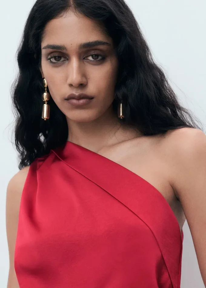 Asymetryczna satynowa sukienka z rozcięciami po bokach Asymetryczna satynowa sukienka z rozcięciami po bokach