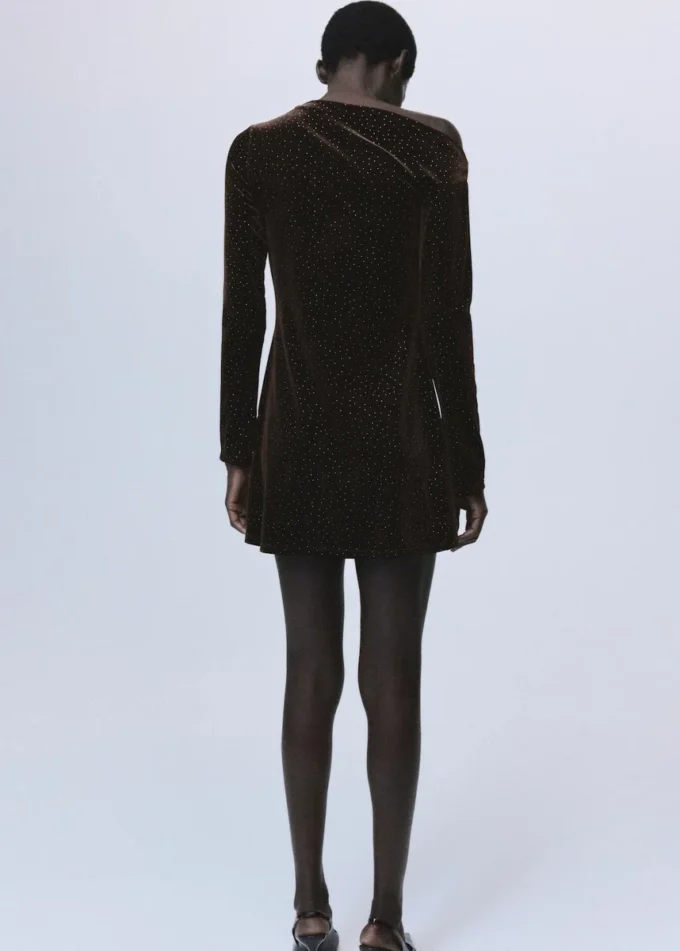 Asymetryczna sukienka z aksamitu z błyszczącymi detalami Asymetryczna sukienka z aksamitu z błyszczącymi detalami