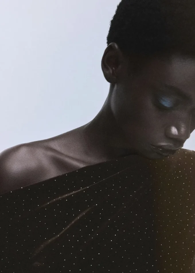 Asymetryczna sukienka z aksamitu z błyszczącymi detalami Asymetryczna sukienka z aksamitu z błyszczącymi detalami