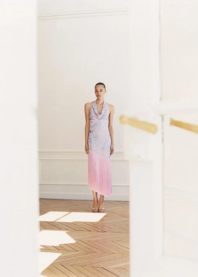 Asymetryczna sukienka z haftowanymi frędzlami Asymetryczna sukienka z haftowanymi frędzlami