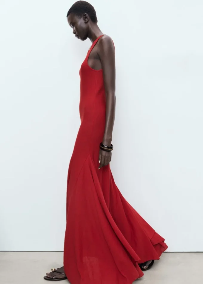 Asymetryczna sukienka z niskim dekoltem Asymetryczna sukienka z niskim dekoltem