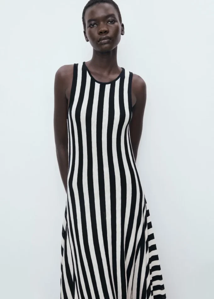 Asymetryczna sukienka z niskim dekoltem Asymetryczna sukienka z niskim dekoltem