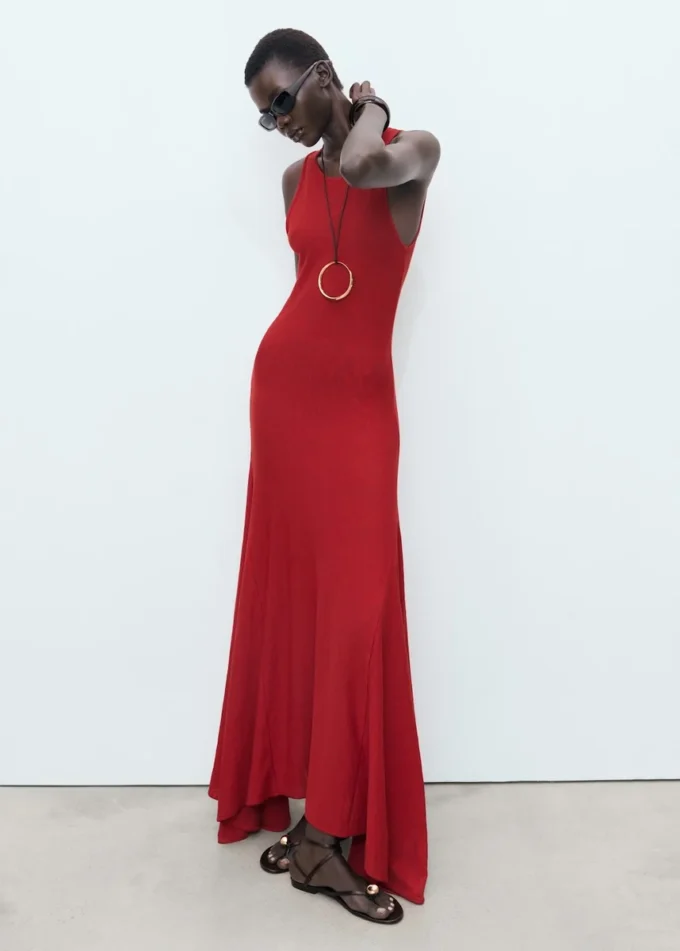 Asymetryczna sukienka z niskim dekoltem Asymetryczna sukienka z niskim dekoltem