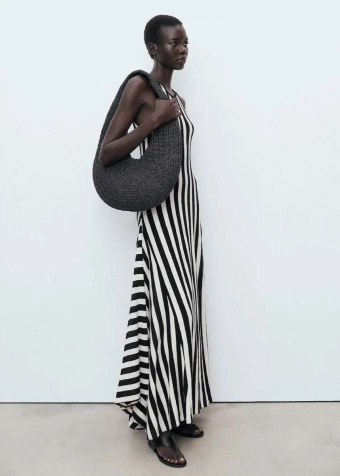 Asymetryczna sukienka z niskim dekoltem Asymetryczna sukienka z niskim dekoltem