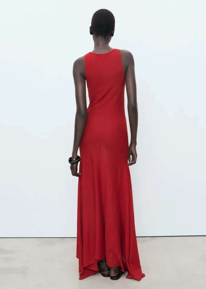 Asymetryczna sukienka z niskim dekoltem Asymetryczna sukienka z niskim dekoltem