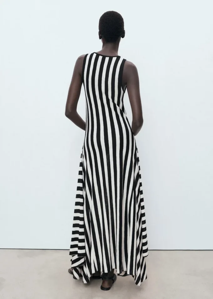 Asymetryczna sukienka z niskim dekoltem Asymetryczna sukienka z niskim dekoltem