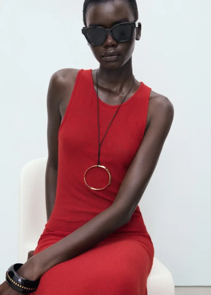 Asymetryczna sukienka z niskim dekoltem Asymetryczna sukienka z niskim dekoltem