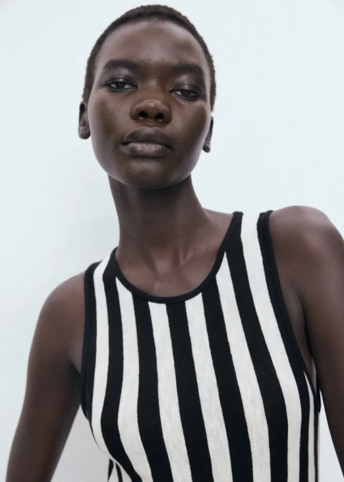 Asymetryczna sukienka z niskim dekoltem Asymetryczna sukienka z niskim dekoltem