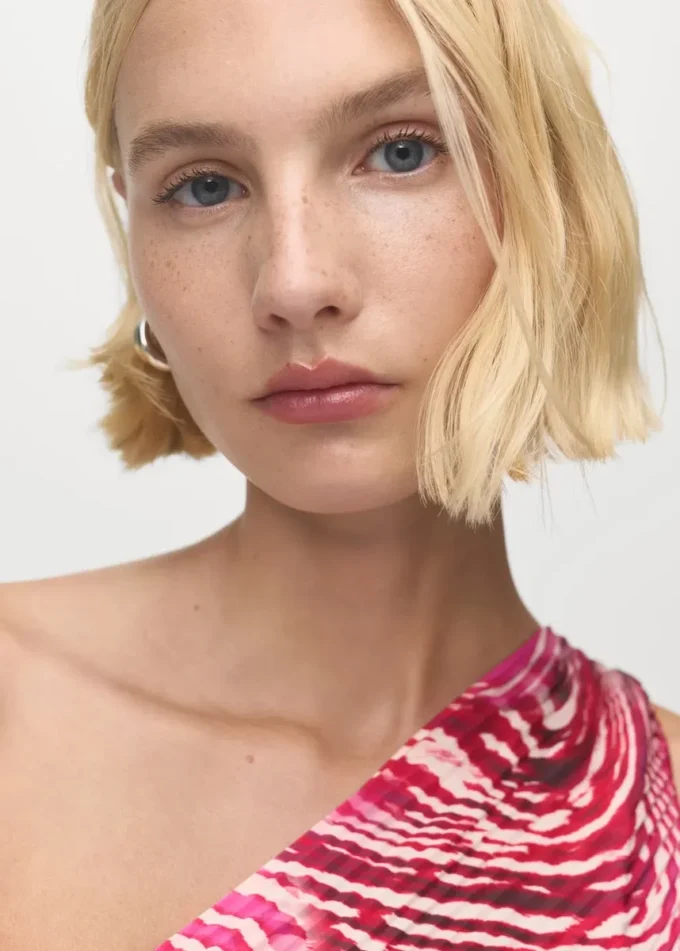 Asymetryczna sukienka z plisami i rozcięciem Asymetryczna sukienka z plisami i rozcięciem