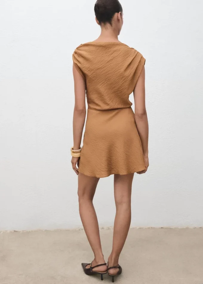 Asymetryczna suknia z drapowaniem Asymetryczna suknia z drapowaniem