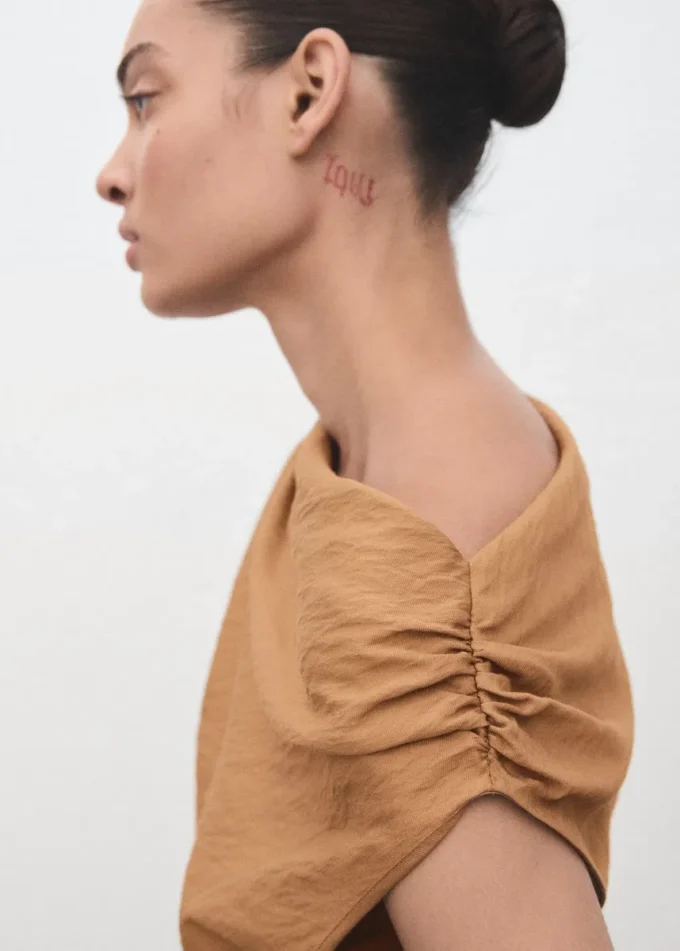 Asymetryczna suknia z drapowaniem Asymetryczna suknia z drapowaniem