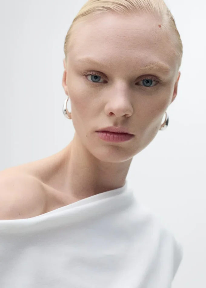 Bawełniana bluzka z asymetrycznym dekoltem Bawełniana bluzka z asymetrycznym dekoltem