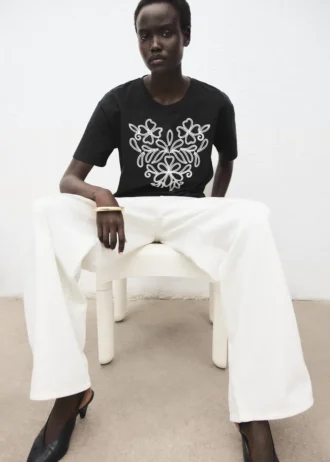 Bawełniana koszulka z haftowanym kwiatowym wzorem