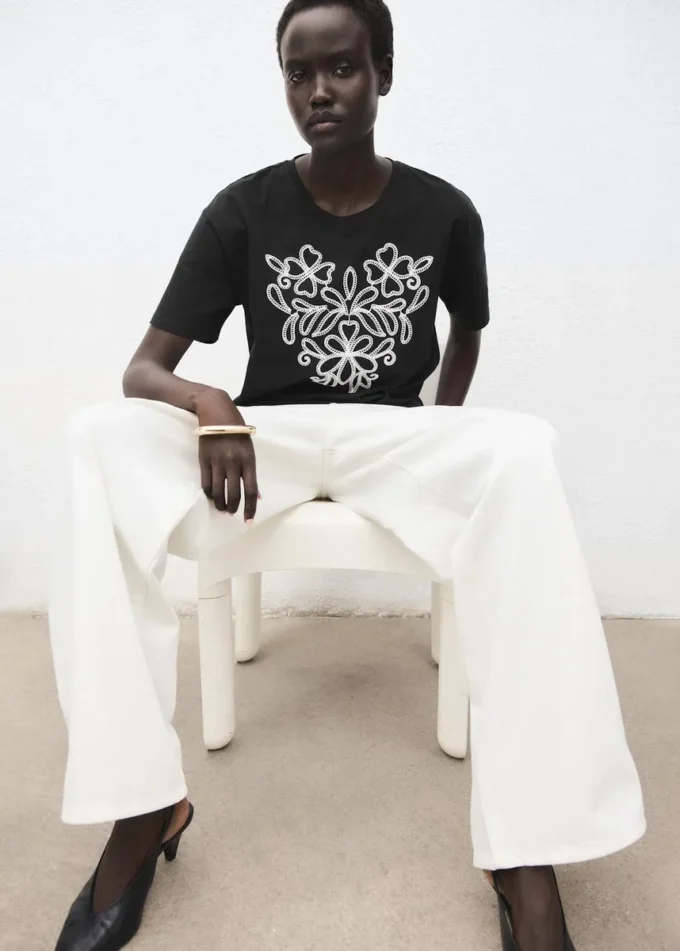 Bawełniana koszulka z haftowanym kwiatowym wzorem Bawełniana koszulka z haftowanym kwiatowym wzorem