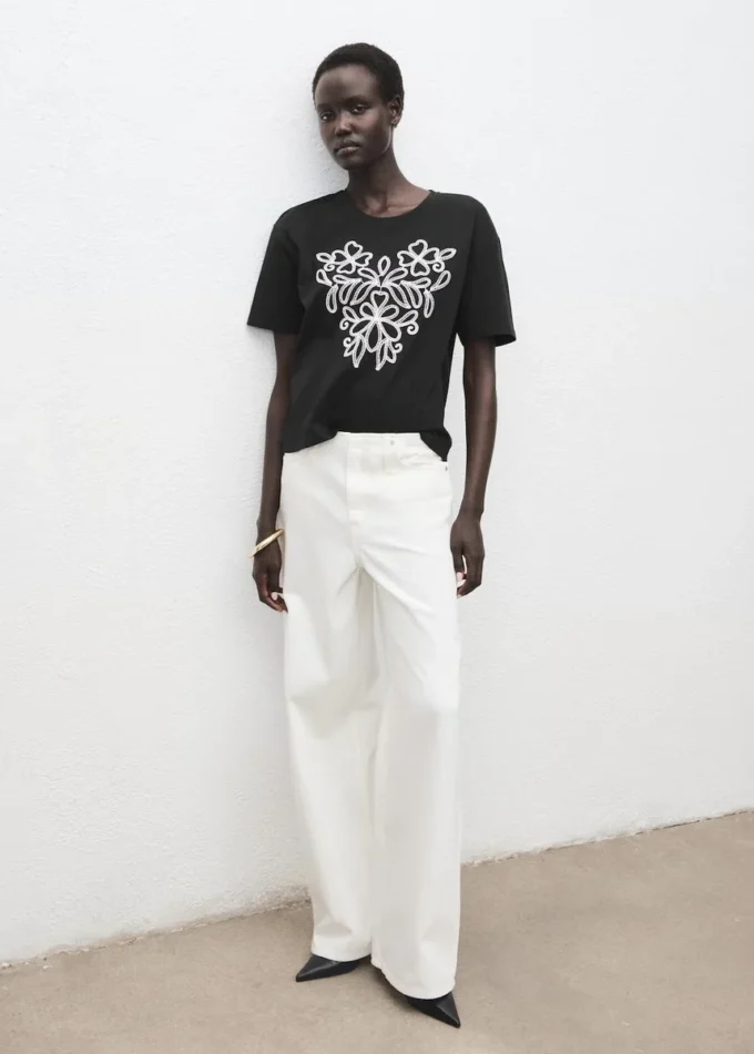 Bawełniana koszulka z haftowanym kwiatowym wzorem Bawełniana koszulka z haftowanym kwiatowym wzorem