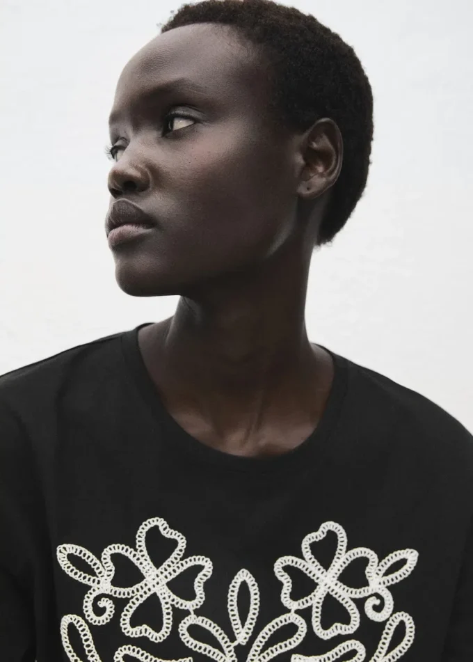 Bawełniana koszulka z haftowanym kwiatowym wzorem Bawełniana koszulka z haftowanym kwiatowym wzorem