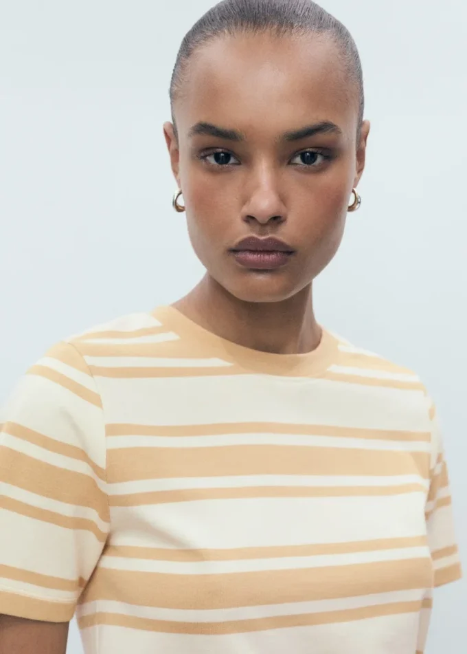 Bawełniana koszulka z kontrastowym kołnierzem Bawełniana koszulka z kontrastowym kołnierzem