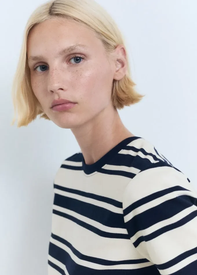 Bawełniana koszulka z kontrastowym kołnierzem Bawełniana koszulka z kontrastowym kołnierzem