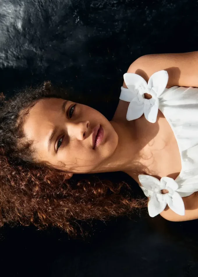 Bawełniana koszulka z kwiatowym detalem Bawełniana koszulka z kwiatowym detalem