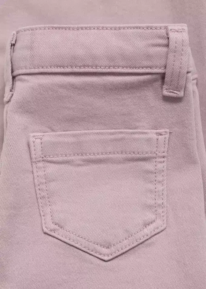 Bezszwowe dżinsy z postrzępionymi brzegami