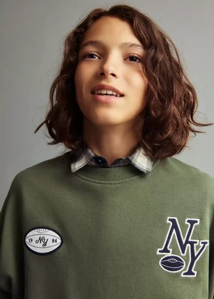 Bluza z nadrukiem i haftem Bluza z nadrukiem i haftem