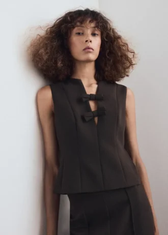 Bluzka z dekoltem w szpic i kokardkami