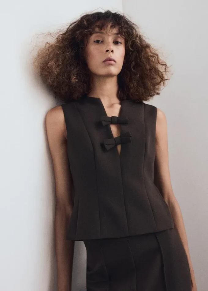 Bluzka z dekoltem w szpic i kokardkami Bluzka z dekoltem w szpic i kokardkami