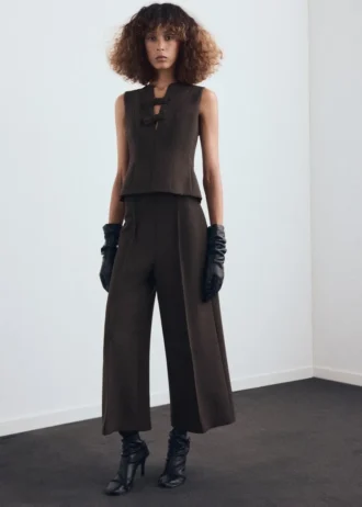 Bluzka z dekoltem w szpic i kokardkami