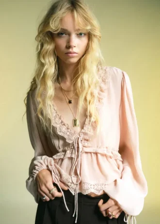 Bluzka z dekoltem w szpic i koronkową lamówką